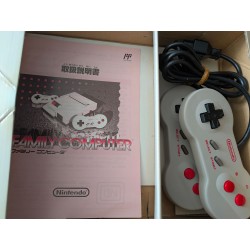Nintendo New Famicom AV – Console complète en boîte (2 manettes, serial matching)